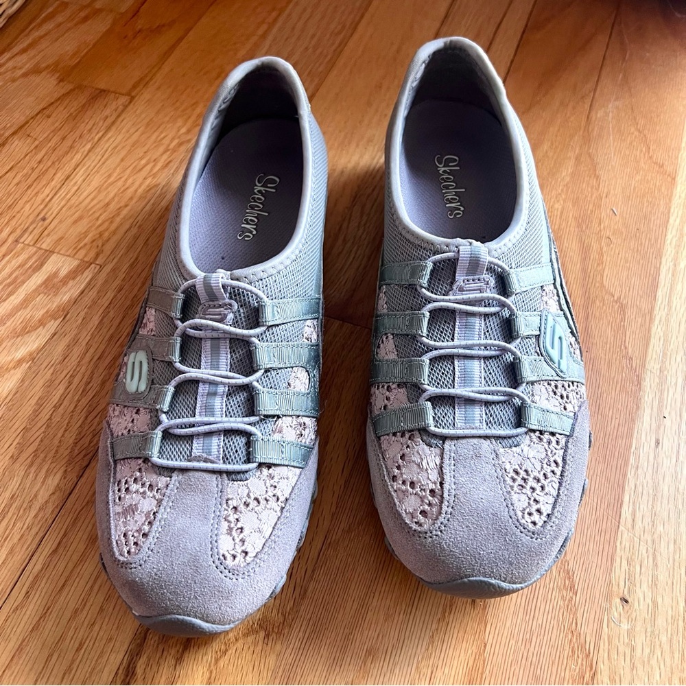 Skechers slip on sz 9.5 Women's Gray Casual Shoes hardly used fun style